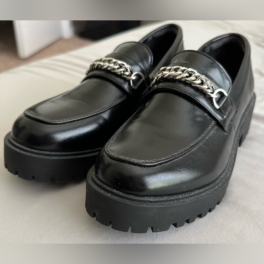 Yetier, Black Platform Women’s Loafers with Silver chain Size 9